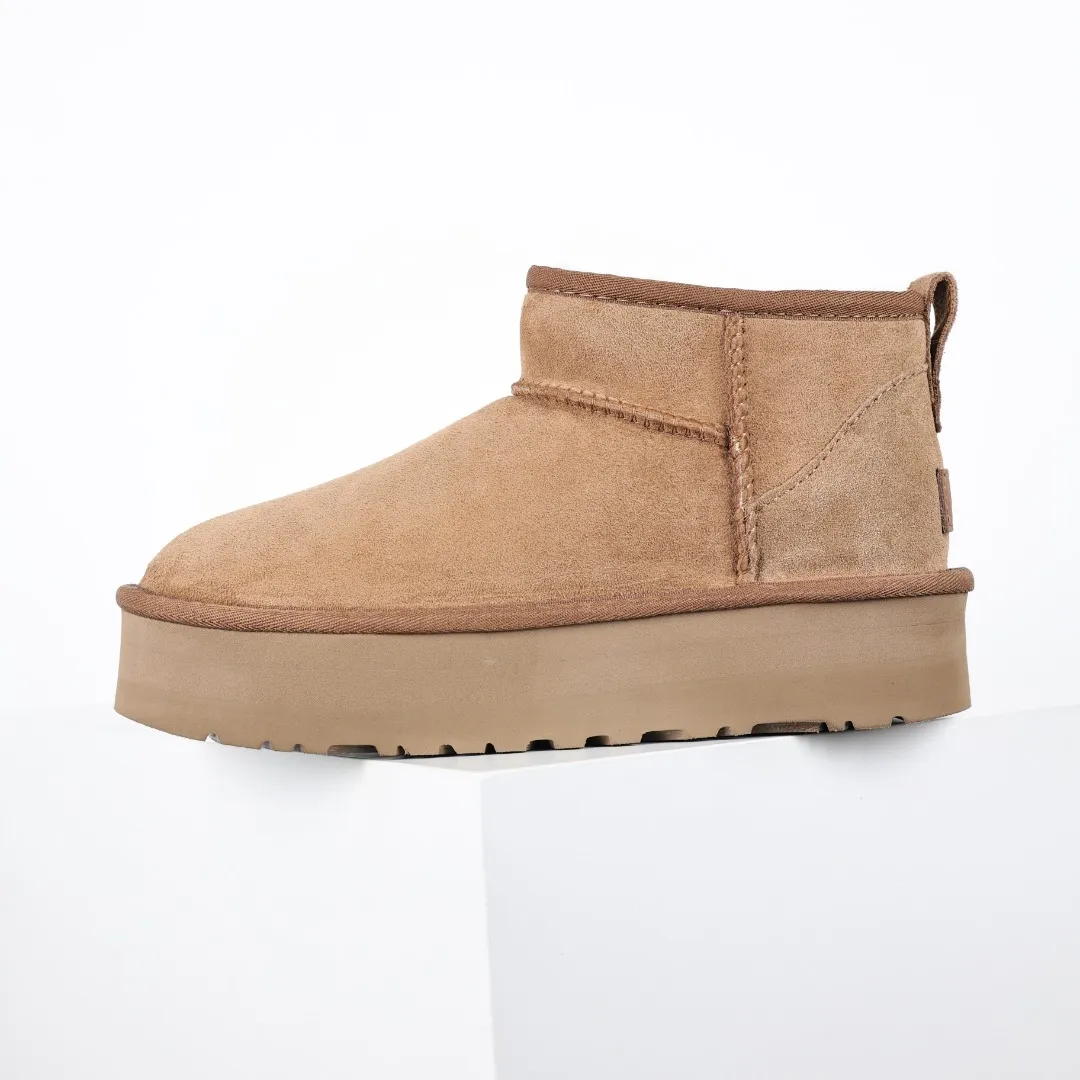 Pick up locally 💰560 The core recommendation is good price UGG Thick-soled short style Zhou Dongyu Same style series Xiaohongshu hot model Henan Longfeng leather production Sheepskin and wool integrated Top quality in the market 2-3 cm cashmere insole to keep warm in winter and suitable for home use UUG has launched a style series in the new year, partially skewed towards the preferences of young consumers, and has also been at the forefront of fashion trends. Shoe body material Water-repellent coated suede upper 17mm UGGPURE™ implanted wool insole Lightweight non-slip comfortable rubber outsole With brand LOGO Trademark Comes with full packaging Size: 35 36 37 38 39 40